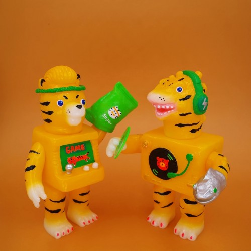 kaiju sofubi lizard and cat kaiju sofubi lizard and cat
